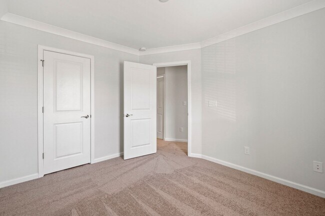 Building Photo - Like A Brand New 3 Bedroom Townhome in the...