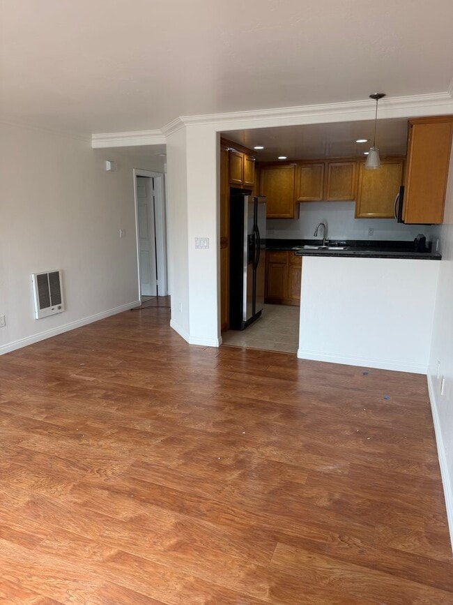 Building Photo - Beautiful 1BD w/ Reserved Parking and Laundry On-Site in Pacific Beach!