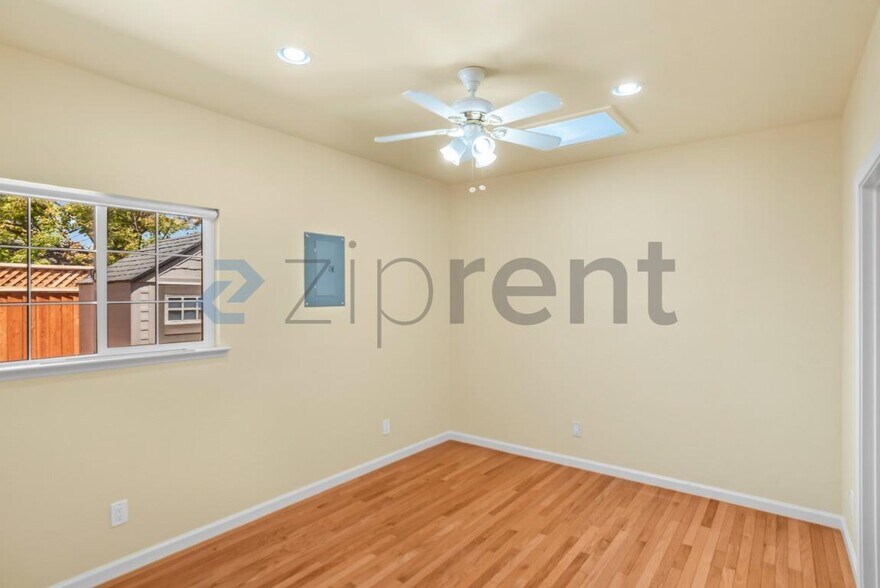 Building Photo - Unit