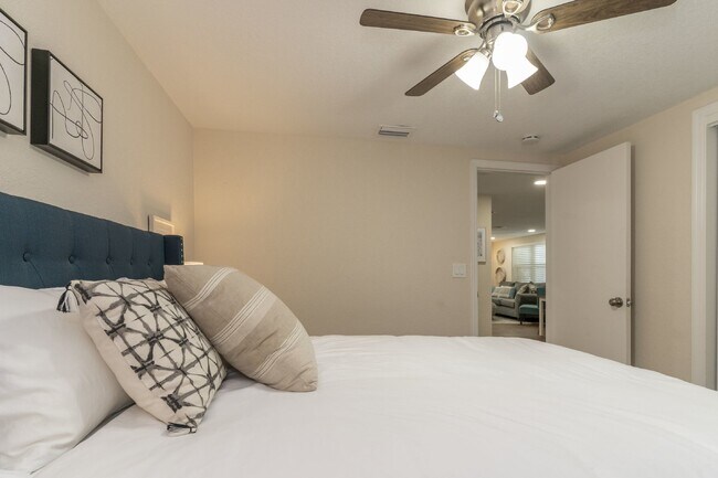 Building Photo - BEAUTIFUL UNIT JUST 5 MINUTE WALK TO DOWNTOWN