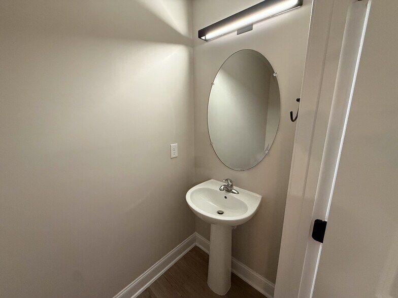 Building Photo - 147 Hyacinth Ln