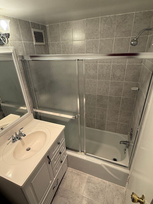 Building Photo - Ready for immediate move-in! 1 bed/1bath in Grosvenor.