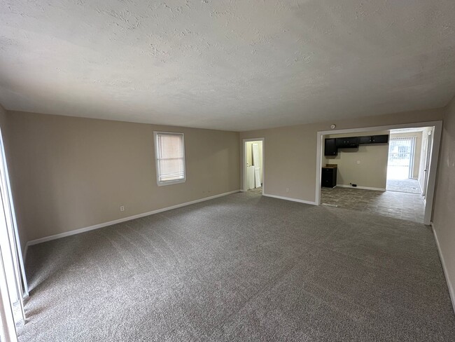 Building Photo - 3 Bed / 1.5 Bath Home located in Lawrence Township!