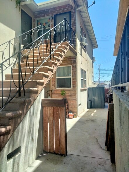 Building Photo - 1420 N Hollywood Way