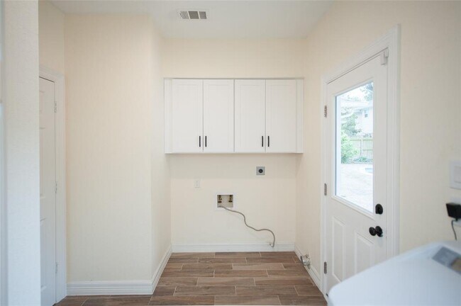 Building Photo - 738 Plainwood Dr