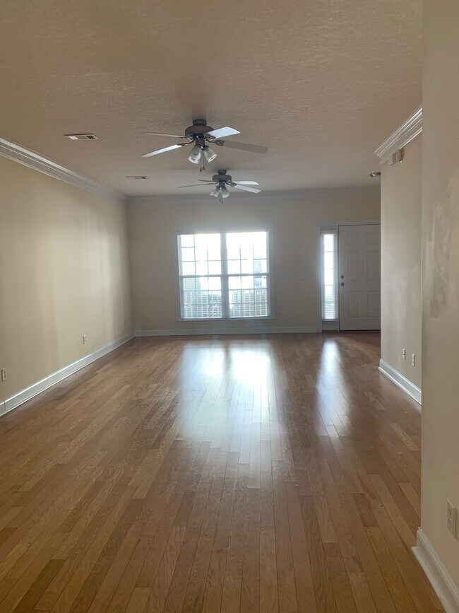 Building Photo - 3 Bedroom Townhome with Open Living Space