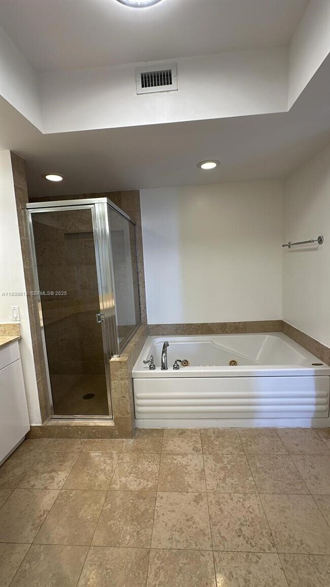 Building Photo - 4775 Collins Ave