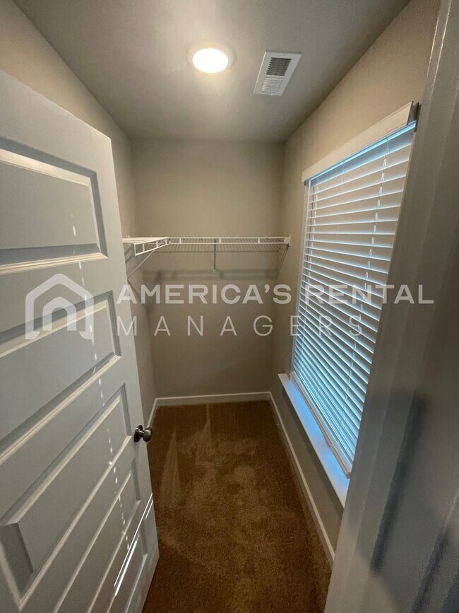 Building Photo - Home for Rent in Weaver, AL!!! Available to View Now!!! Sign a 13-month lease by 5/31/2026 and re...