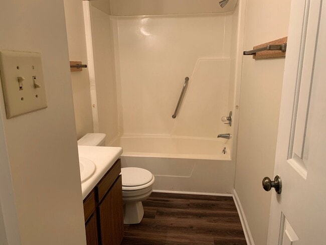 Building Photo - Great NW RALEIGH location-2 brm 2 bath ~ F...