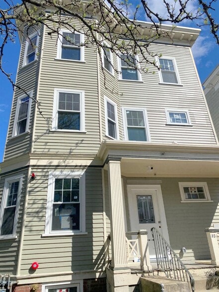 Building Photo - 32 Putnam Ave