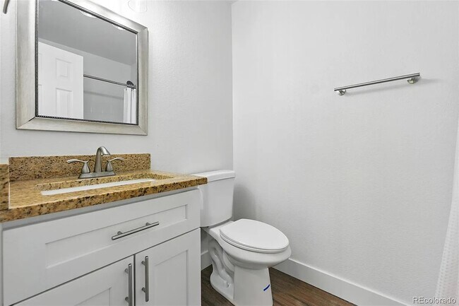 Building Photo - Beautiful, updated, spacious unit!