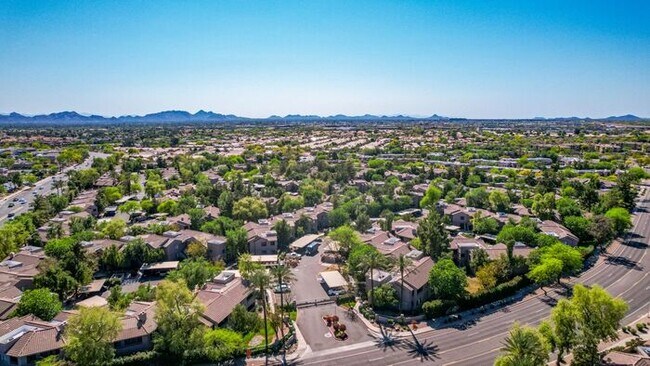 Building Photo - 2-bedroom 2 bath condo in Gated Community ...