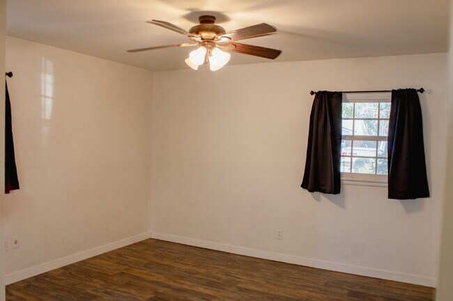 Building Photo - 3 bedroom 2 Bathroom.