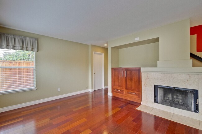 Building Photo - Awesome 3 Bedroom  Home Near Rivermark Plaza!