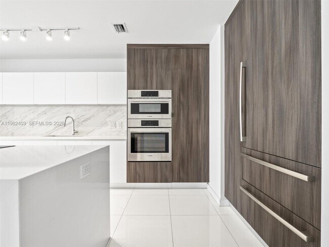 Building Photo - 851 NE 1st Ave