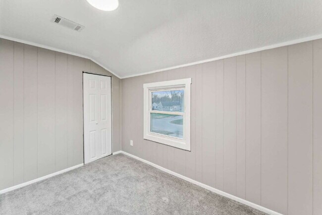 Building Photo - Beautifully renovated 5-bedroom, 2 full bath home ready for move-in!  1st month's rent is FREE!*