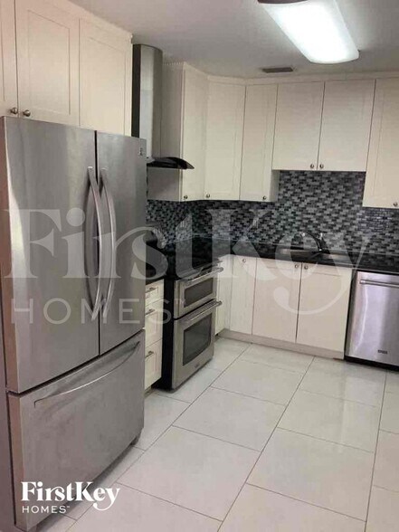 Building Photo - 1410 NE 43rd Ct