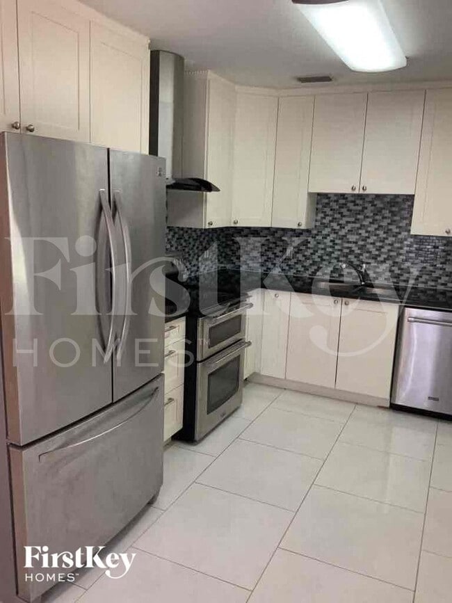 Building Photo - 1410 NE 43rd Ct
