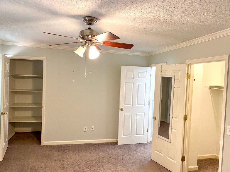 Bedroom 2- two closets, one is walk-in - 816 Oak St
