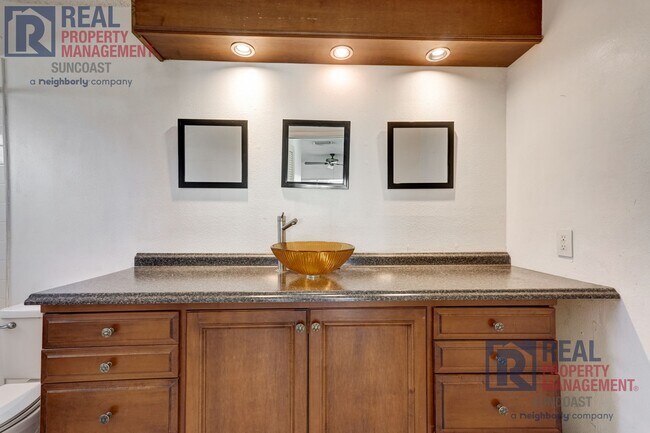 Building Photo - 1370 Palmwood Dr