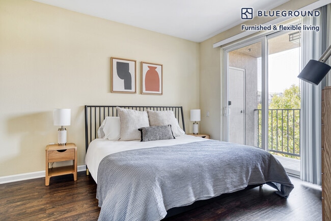 Building Photo - 853 Commodore Dr