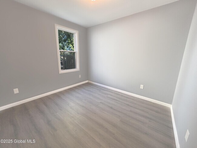Building Photo - 553 Mumford St