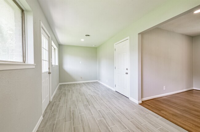 Building Photo - 9631 Bundy Ln
