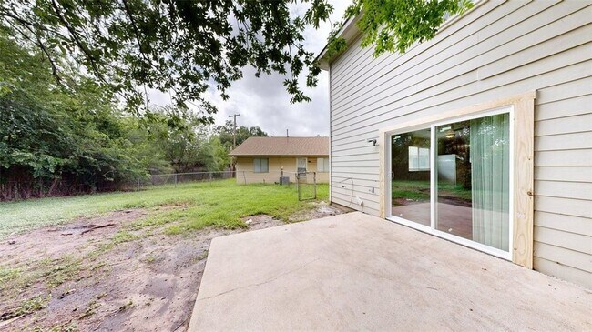 Building Photo - 1915 Pine Tree Dr