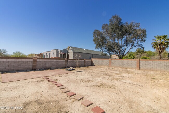Building Photo - 5961 N Edenbrook Ln