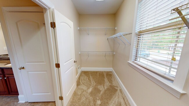 Building Photo - Large 5 Bedroom with Large Fenced in Back ...