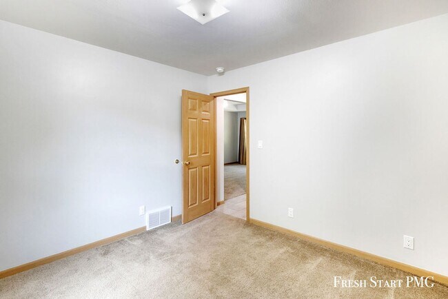Building Photo - 218-220 Pine Ridge Rd