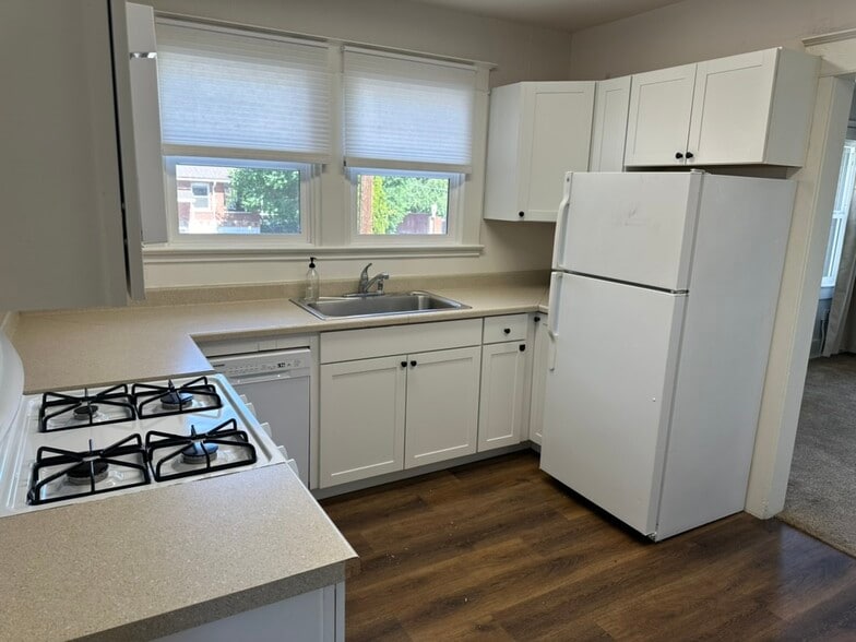 Building Photo - 609 W 11th St