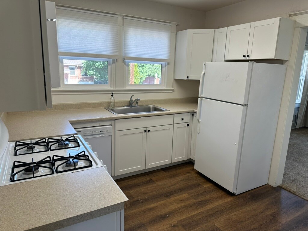 Building Photo - 609 W 11th St