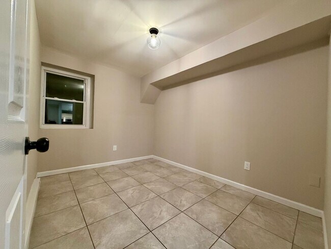 Building Photo - 172 Seymour Ave