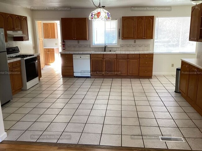 Building Photo - Spacious & cheerfully bright large single-...
