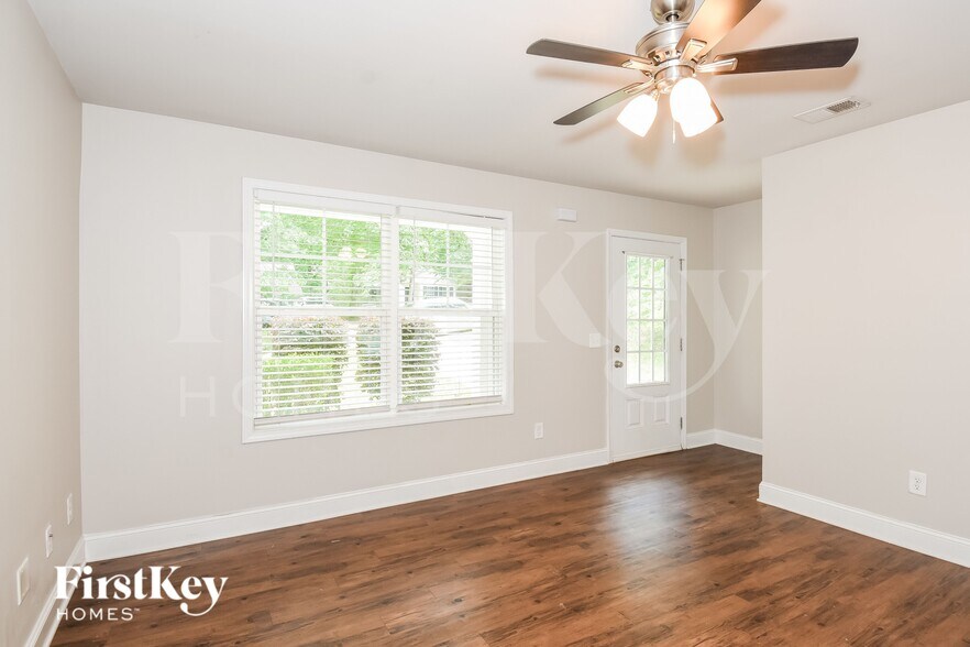 Building Photo - 2520 Belaire Dr