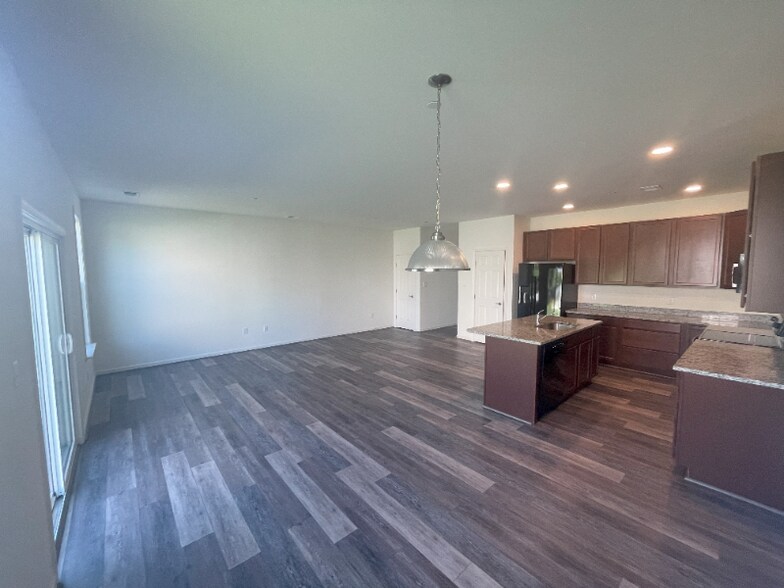 Building Photo - 203 Thompson Ave