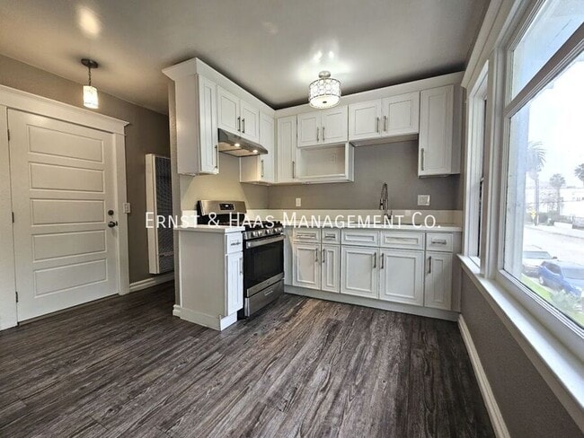 Building Photo - 755 Elm Ave