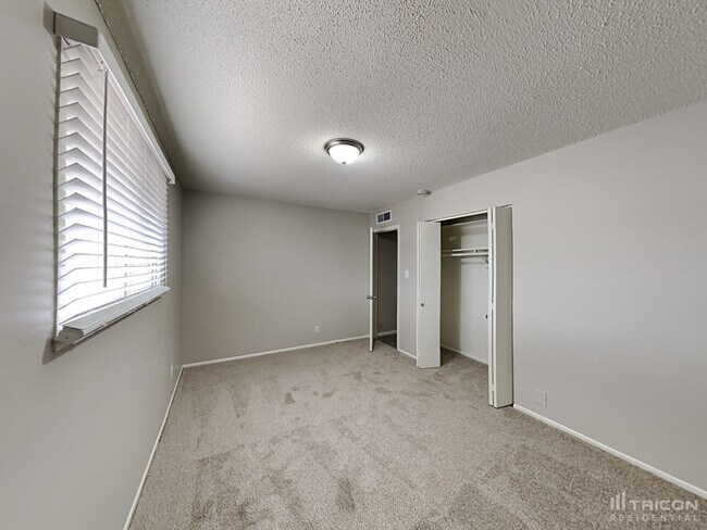 Building Photo - 1121 W 12th Pl