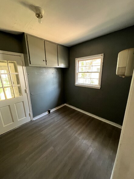 Building Photo - 2068 Victory Ct