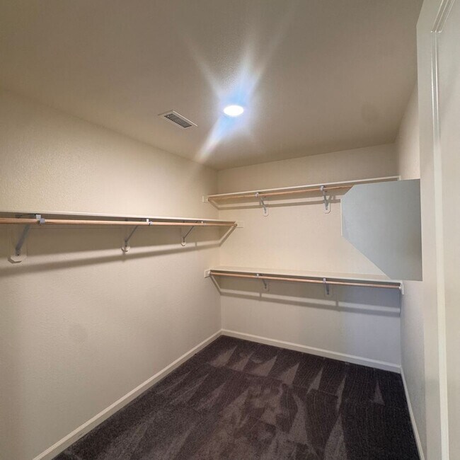 Building Photo - 3 Bedroom with a Loft Home in Lemmon Valley Available Now!