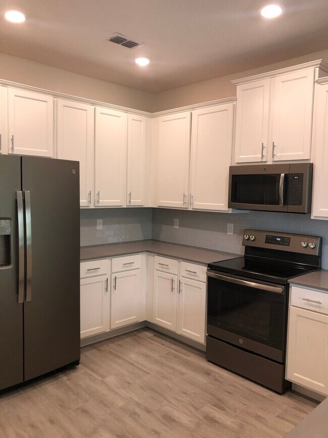 Building Photo - 3 Bedroom, 2.5 Bath East Orlando Townhome ...