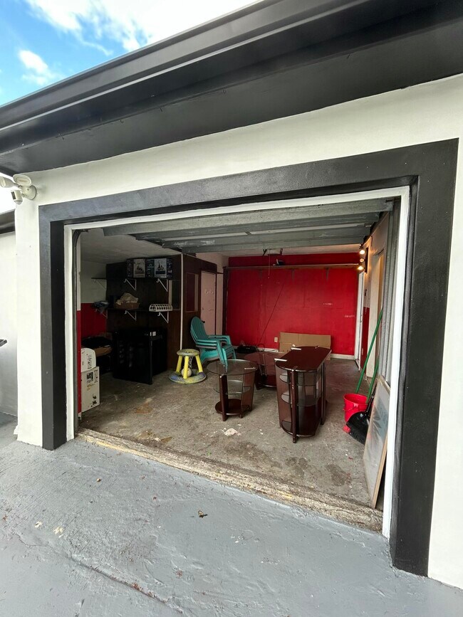 Building Photo - 5839 Daphne Dr