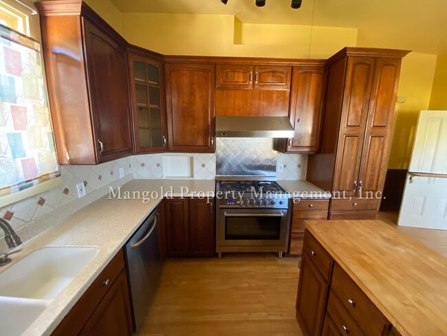 Building Photo - Beautiful Victorian Style 3-Bedroom Home C...