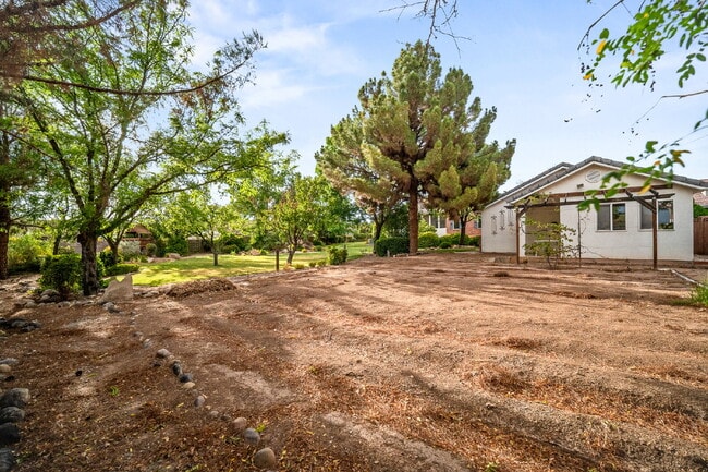 Building Photo - "Spacious 4-Bedroom, 4.5 Bathroom 4792 sq. ft. Retreat with Scenic Views and Cozy Fireplace in St...