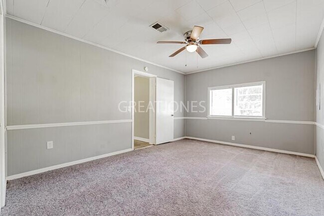 Building Photo - Charming 4 Bedroom in Batesburg-Leesville!