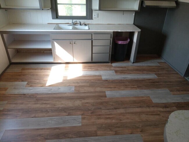 Building Photo - 911 Wells Ave