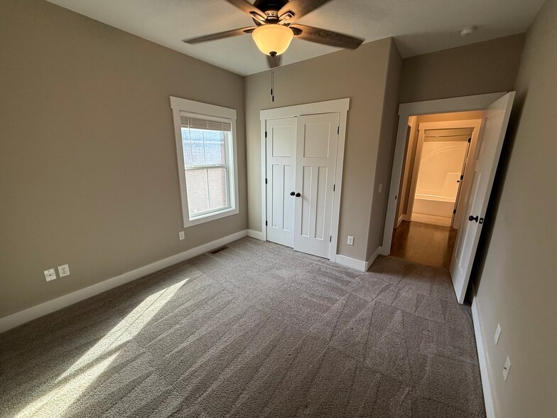 Building Photo - 1124 Cross Pointe Dr