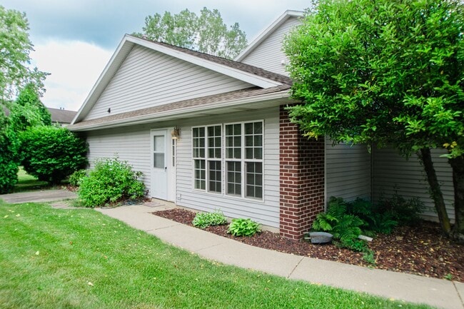 Building Photo - 2 bed 1 bath town-home in Chesterton