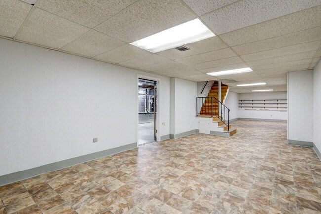 Building Photo - 1827 Larchmont Ln